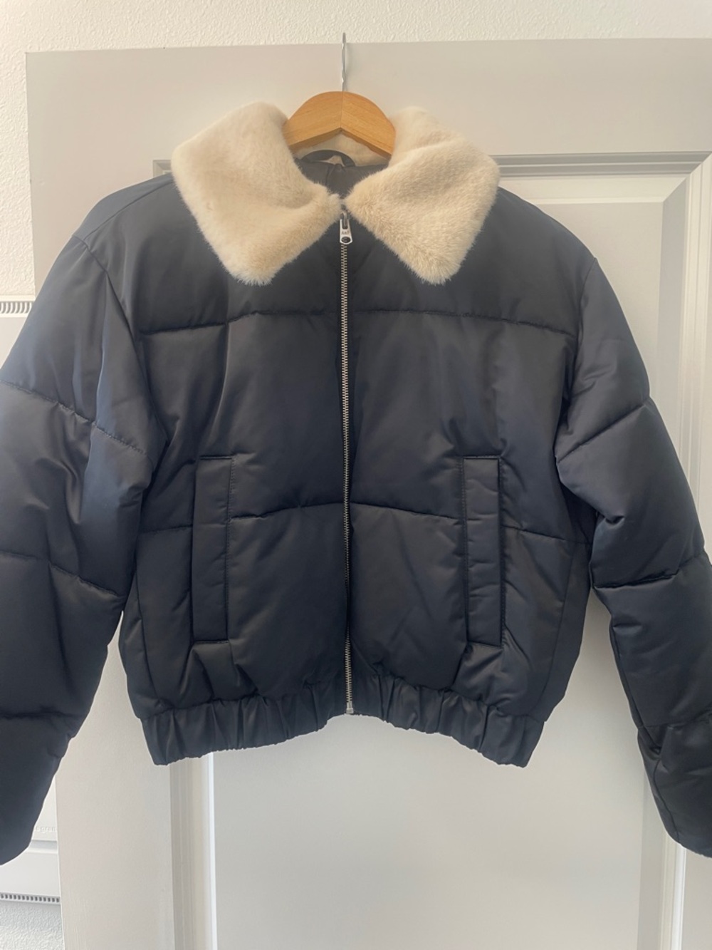 Abercrombie & Fitch Black Puffer Jacket with Cream Faux Fur Collar